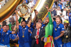 เกี่ยวด้วย? พาลเมอร์งง ‘ทรัมป์’ ร่วมเวทีตอนชูถ้วย