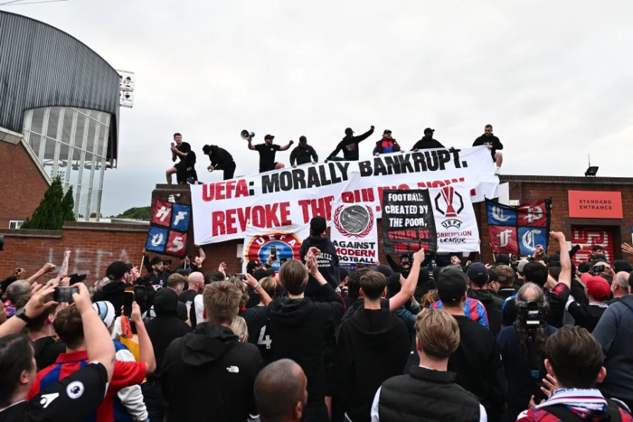 ทวงคืนยูโรป้า! ‘แฟนพาเลซ’ ประท้วงยูฟ่าหน้าสนาม