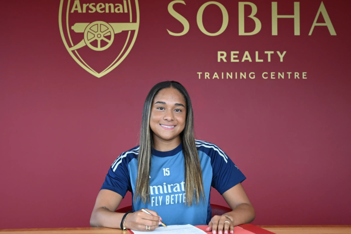 ปืนเปิดตัว ‘สมิธ’ แข้งหญิงคนแรกราคา 1 ลป.