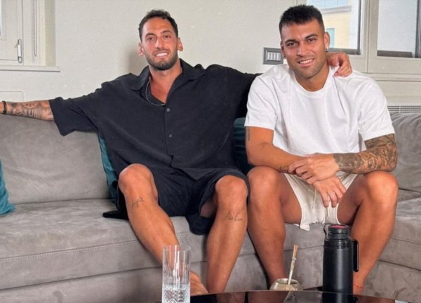 เคลียร์กันแล้ว! ‘ชัลฮาโนกลู’ ยิ้มแฉ่งถ่ายรูปโอบไหล่ ‘เลาตาโร่’