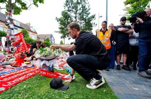 ‘เฮนโด้’ กลั้นน้ำตาวางดอกไม้ไว้อาลัย ‘โชต้า’