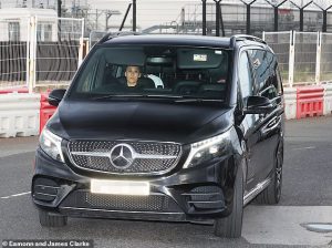 แอบใครนะ? ‘เชชโก้’ หลบกล้องสื่อหลังถึงเมืองแมนฯ