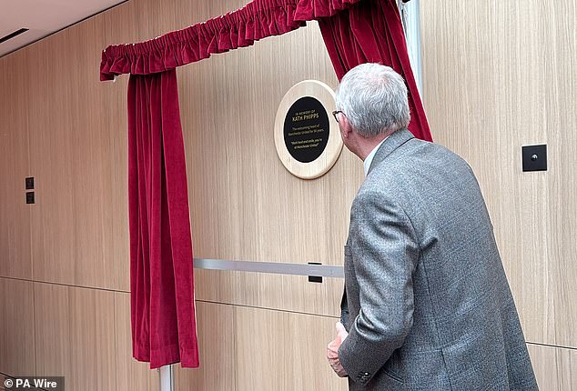 หัวใจของแคร์ริงตัน! ‘ป๋า’ เปิดโล่รำลึก ‘ป้าเคธ’