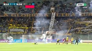 อิหยังวะ! แฟนบอลยิงพลุพลาดลงสนาม ‘โดนทีมตัวเอง’