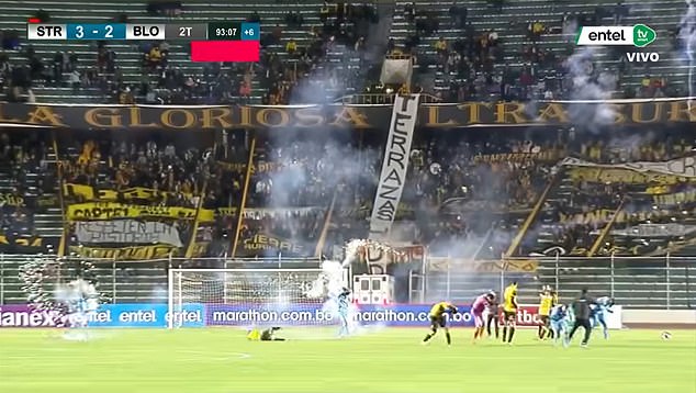 อิหยังวะ! แฟนบอลยิงพลุพลาดลงสนาม ‘โดนทีมตัวเอง’