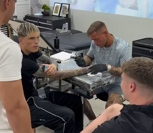 ฮั่นแน่! สื่อตาไว ‘การ์นาโช่’ กำบุหรี่ไฟฟ้า