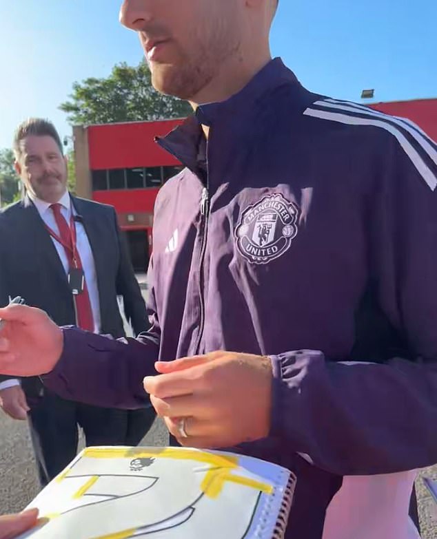 โซเซียลเสียงแตก! ‘ดาโลท์’ เมินแจกลายเซ็นเบอร์เสื้อ