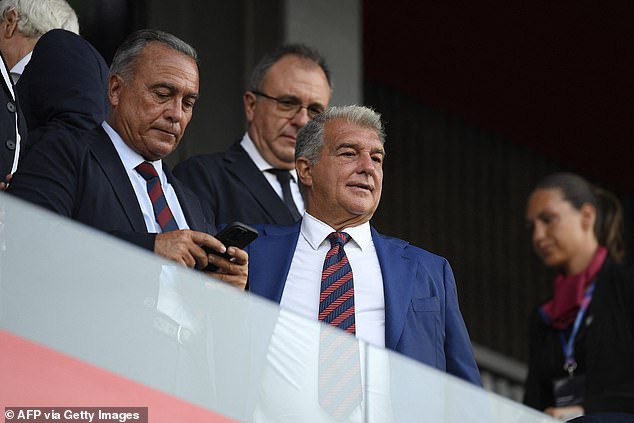 ‘ผบห.บาร์ซ่า’ โยกฉุกเฉิน! ควักเนื้อค้ำเงินกู้ลงทะเบียนแข้ง