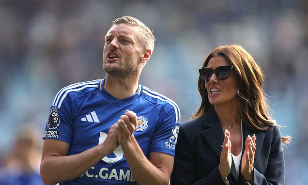 ‘วาร์ดี้’ พิจารณาข้อเสนอเครโมเนเซ่