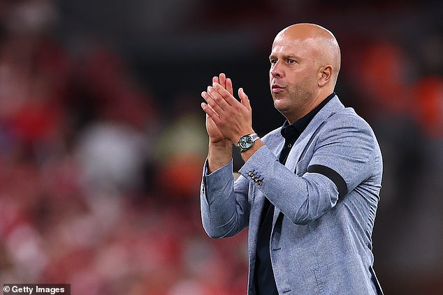 ‘สล็อท’ เผยปัดคุมเล้าไก่เพราะครอบครัว