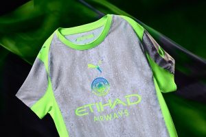 แหวกแนว! เรือเปิดตัวชุดแข่งที่ 3 ลาย ‘ฝนเมืองแมน’