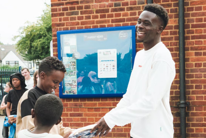 ‘ซาก้า’ บริจาคชุดนักเรียนกว่า 1,000 ตัว