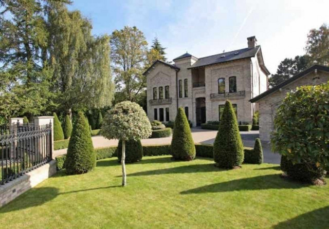 ‘คุนญ่า’ เจียด 5 ลป. ซื้อบ้านเก่า ‘อิบรา’