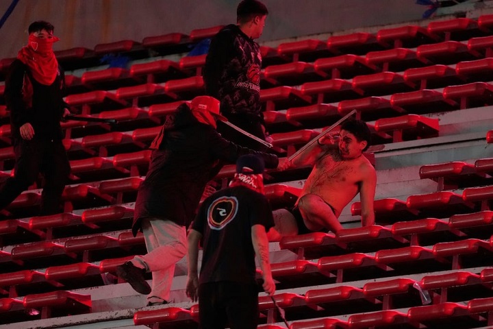 อเมริกาใต้เดือด! แฟนบอลตีกันในสนามเจ็บสาหัส 10 ราย