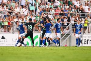 ใส่กันนัว! ‘เบติส’ แลกหมัด ‘โคโม่’ เกมอุ่นเครื่อง