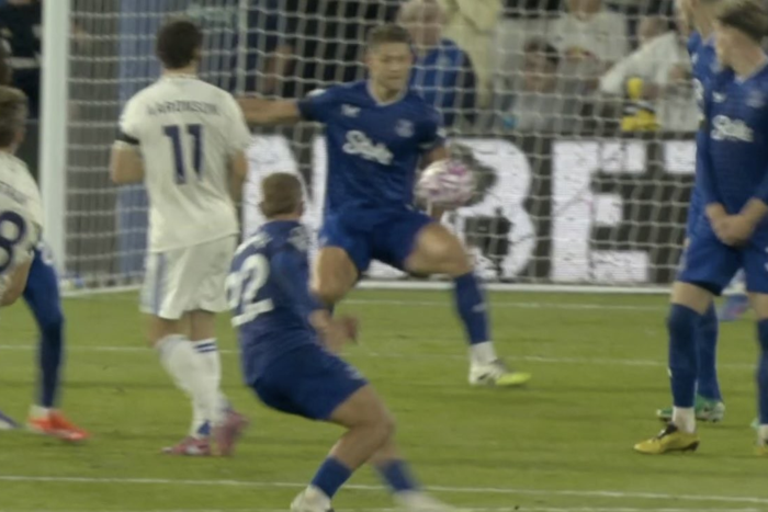 ตัดมือเลยมั้ย? ‘มอยส์’ จวกเปาแจกจุดโทษลีดส์