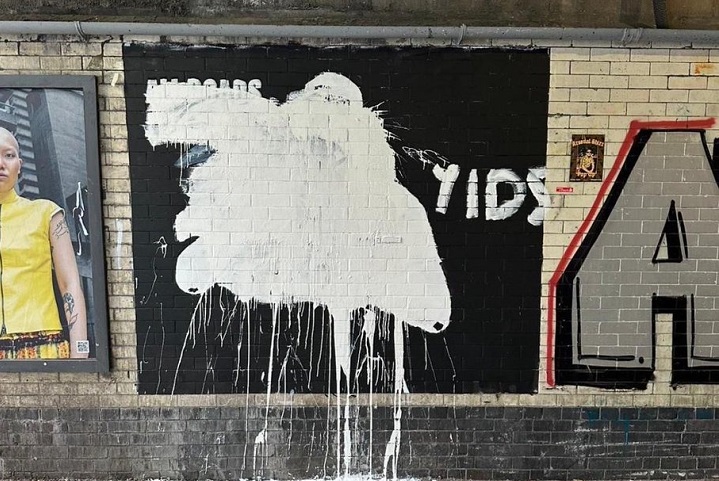 รูป ‘เอเซ่’ ในชุดปืนถูกสาดสีทำลาย