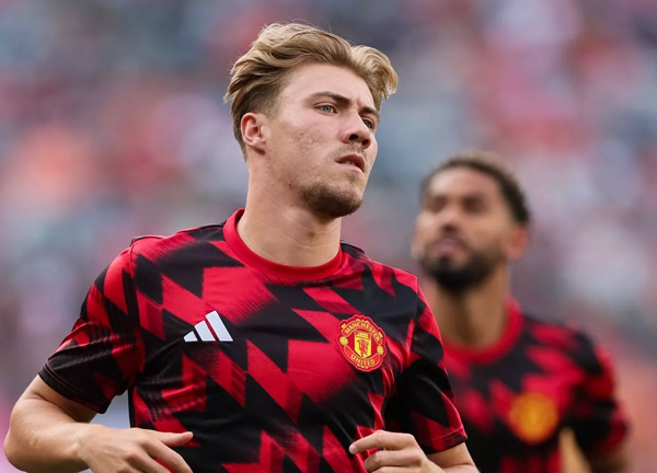 อย่าย้าย! มนุษย์หินเร้า ‘ฮอยลุนด์’ อยู่แย่งตำแหน่ง ‘เชสโก้’