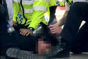 ตำรวจรวบ ‘เด็ก16’ พกปืนปลอมใกล้เดอะบริดจ์