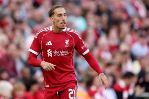 หงส์ไฟเขียว ‘ซิมิคัส’ ตรวจร่างกายซบ ‘หมาป่า’ แบบยืมตัว