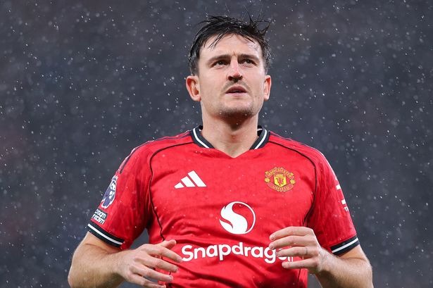 งานเข้า! พรีเมียร์ลีกอาจสอบ ‘แม็กไกวร์’ เขี่ยบอลข้างสนาม