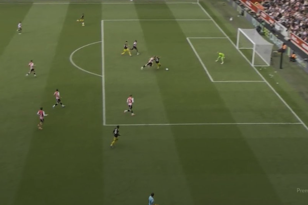 DOGSO ชัดๆ! อดีตบอส PGMOL ยัน ‘คอลลินส์’ ต้องแดงเท่านั้น