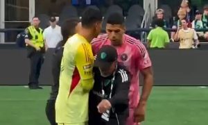 ‘หม่อมกัด’ ฉาวอีก! หัวร้อน ‘ถุย’ ใส่สต๊าฟซีแอตเทิล