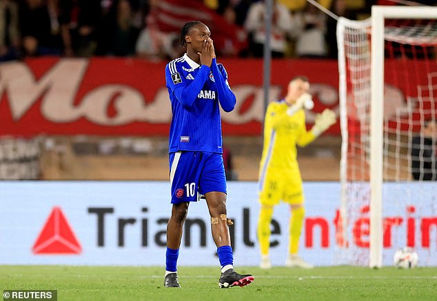 แฟนสตราสบูร์กโห่ไล่ ‘เอเมก้า’ หลังตอบรับย้ายสิงห์