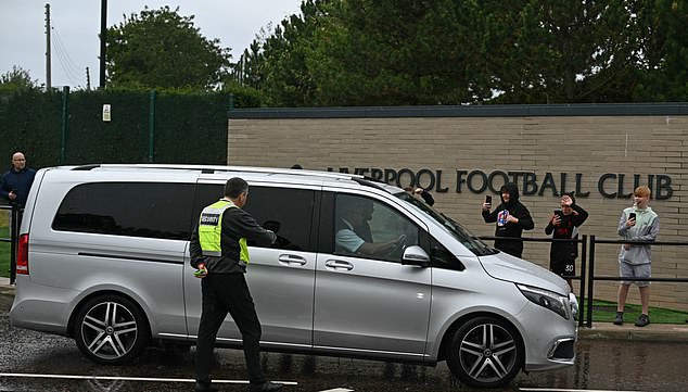 เขามาแล้ว! ‘อิซัค’ ถึงเมลวู้ดตรวจร่างกายหงส์