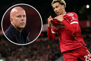 ดีใจถอดเสื้อ… ‘สล็อท’ รับ ‘เอกิติเก้’ โดนแดงโง่เขลา