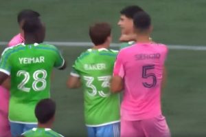 เดือดอีกคน! ‘บุสเกตส์’ ชกใส่หน้านักเตะซีแอตเทิล