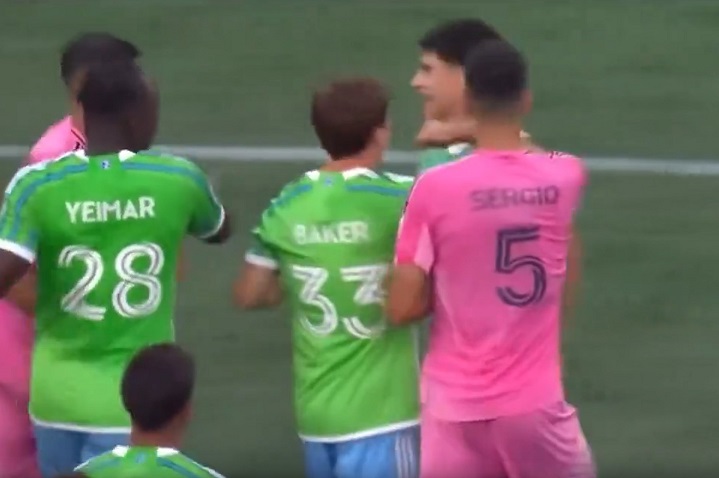 เดือดอีกคน! ‘บุสเกตส์’ ชกใส่หน้านักเตะซีแอตเทิล