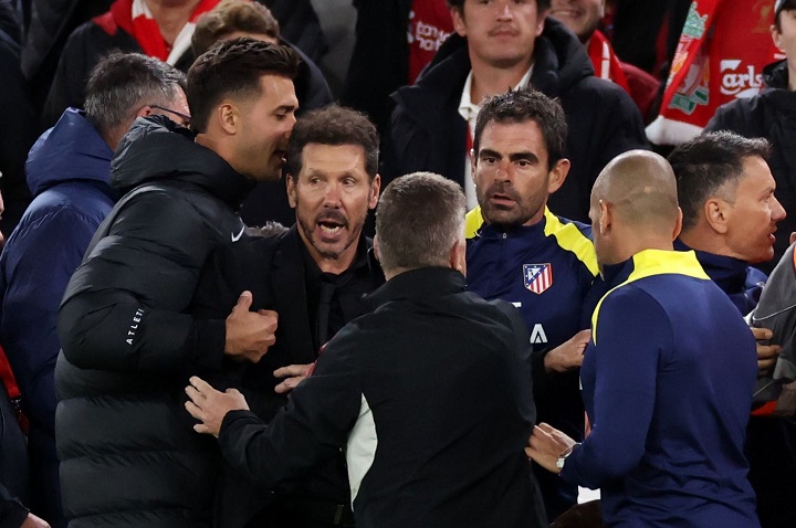 ยูฟ่าตั้งข้อหา ‘ซิเมโอเน่’ หลังใบแดงพ่ายหงส์