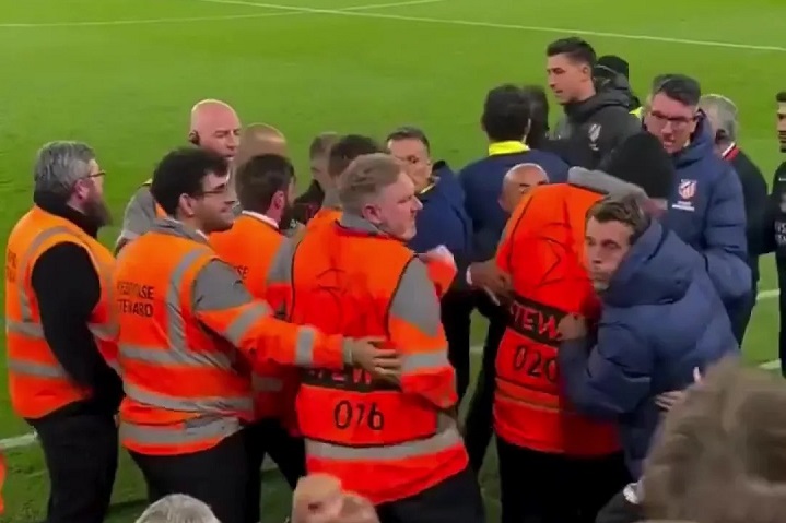 ยูฟ่าเตรียมสอบเหตุ ‘สตาฟฟ์ตราหมี’ ถุยใส่แฟนหงส์