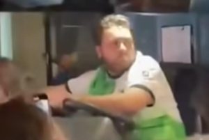 ขับผ่านเดอะ บริดจ์!’โชเฟอร์เสื้อหงส์’ ตกงานหลังแฟนสิงห์ล้อม