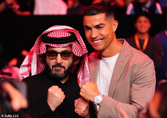 เอาแล้ว! ‘บิ๊กกีฬาซาอุฯ’ เปรยผีกำลังถกขายสโมสร