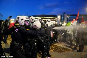 วุ่นก่อนเกม! ตำรวจนอร์เวย์ยิงแก๊สน้ำตาสลายม็อบต้านอิสราเอล