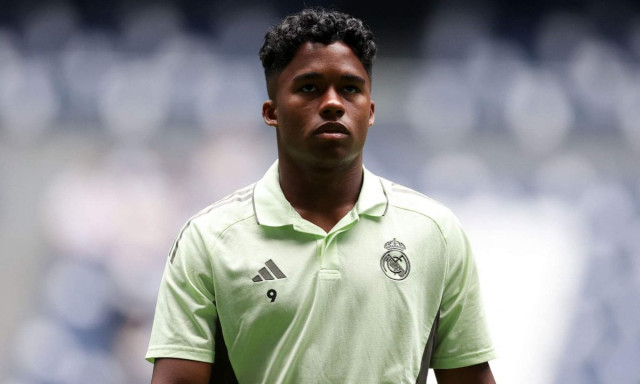 คุณชายไม่ปลื้ม! ‘เอ็นดริก’ หัวร้อนเตะขวดน้ำระบาย