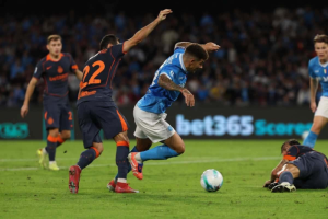 ‘เปาเลี่ยน’ โดนพักงานแจกจุดโทษ ‘นาโปลี’ ยิงงูใหญ่