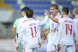 ฮอยลุนด์เบิ้ล! ดอร์กูยิงด้วย ‘โคนม’ ถล่มเบลารุส 6-0