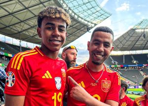 สื่อแฉ ‘พ่อยามาล’ เรียกร้องบาร์ซ่าหนักจนห้องแต่งตัวร้าว