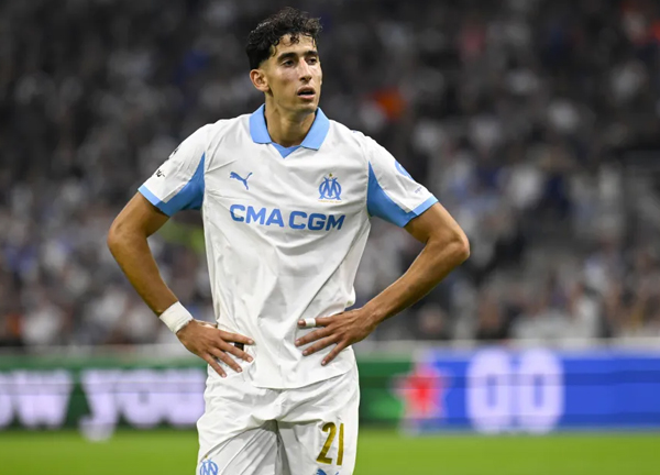 วุ่นกลางสนามบิน! รวบชายนิรนามพยายามทำร้าย ‘อาเกิร์ด’