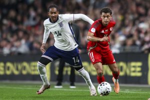 ‘สเปนซ์’ แซว ‘จอห์นสัน’ โดนล่ามโซ่เชื่องสนิท