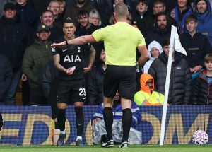 เอฟเอสอบ ‘ยูงทอง’ แฟนบอลปาของใส่แข้งไก่