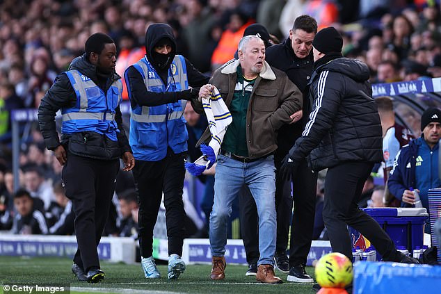 ไม่ไหวละโว้ย! แฟนลีดส์ลงสนามหวังชาร์จ ‘ฟาร์เก้’