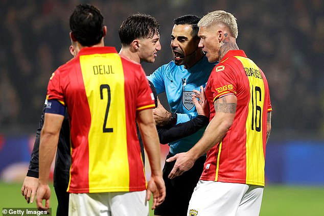 ‘แข้งโก อเฮด’ โร่ขอโทษ..บุลลีจมูก ‘สติลเลอร์’