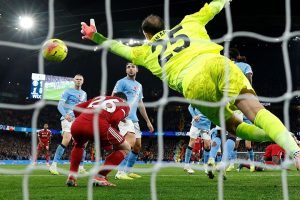 คณะกรรมการพรีเมียร์ชี้ลูกโหม่ง VvD นัดเจอเรือควรเป็นประตู