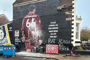 รูป ‘เทรนท์’ เจอสาดสีก่อนเยือนแอนฟิลด์คืนนี้