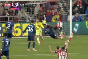 ไม่ชกทิ้ง? ‘ซีแมน’ สงสัย ‘ราย่า’ เลือกรับบอลโดนแมวดำยิง