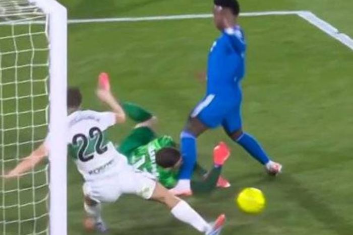 ชาร์จโกล์ไม่ฟาวล์! ‘โค้ชเอลเช่’ ฉุนเปาให้ ‘ราชัน’ ยิงเจ๊า